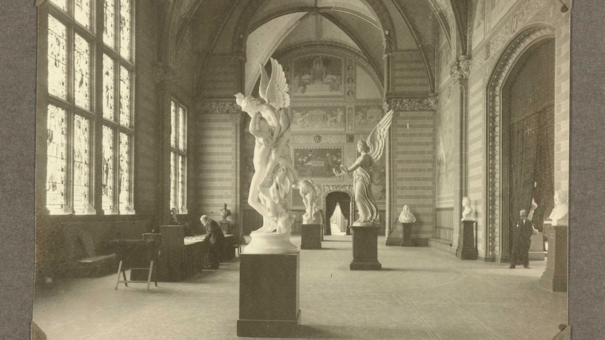 A black and white photo of a room at the Rijksmuseum in 1909.