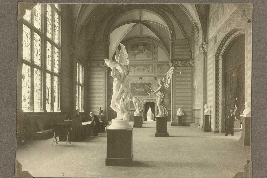 A black and white photo of a room at the Rijksmuseum in 1909.
