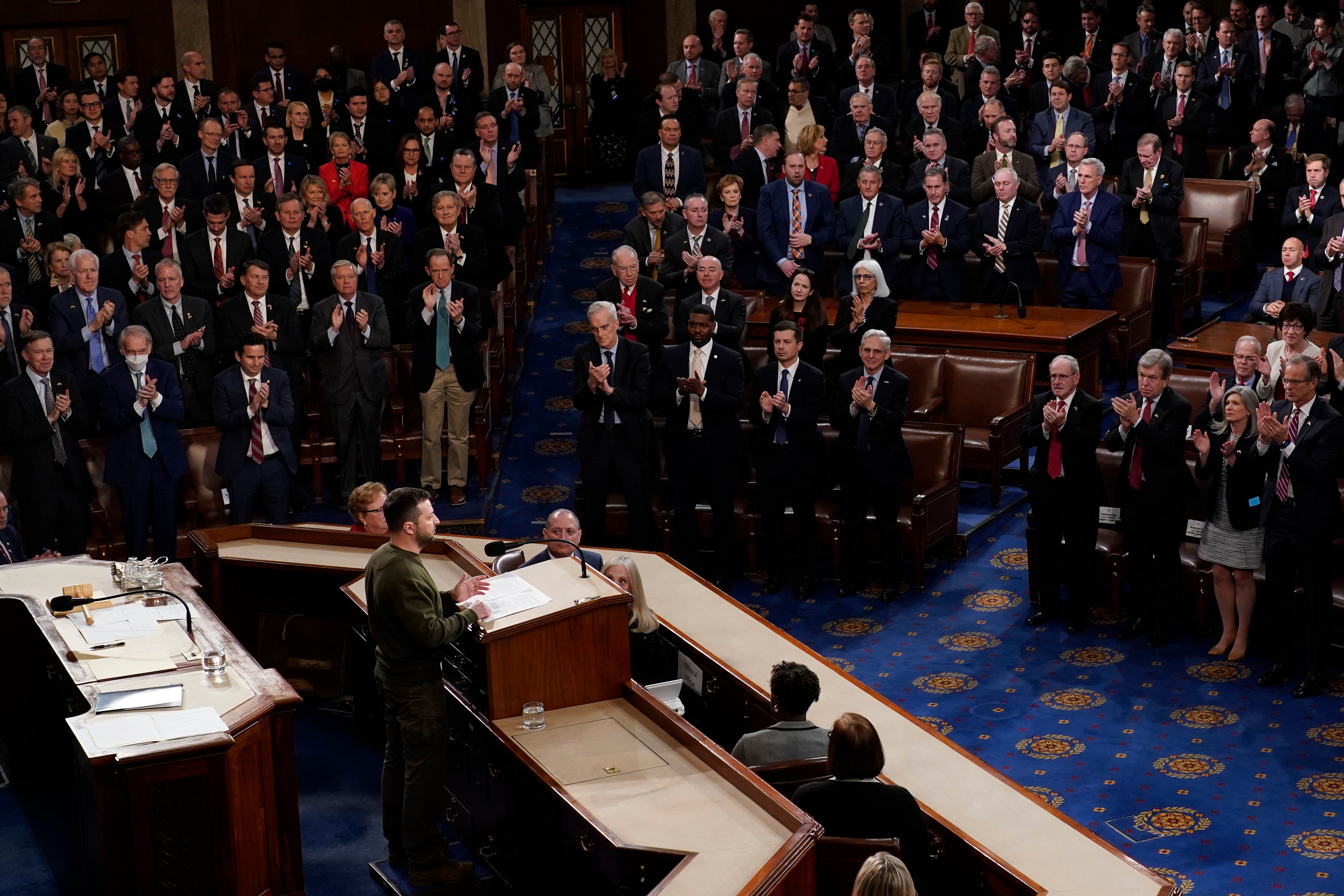 Volodymyr Zelenskyy adresses the Congress. All those gathered are giving him a standing ovation