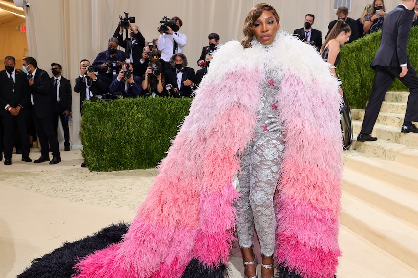 Femmes posant pour une photo sur le tapis rouge lors d'un événement