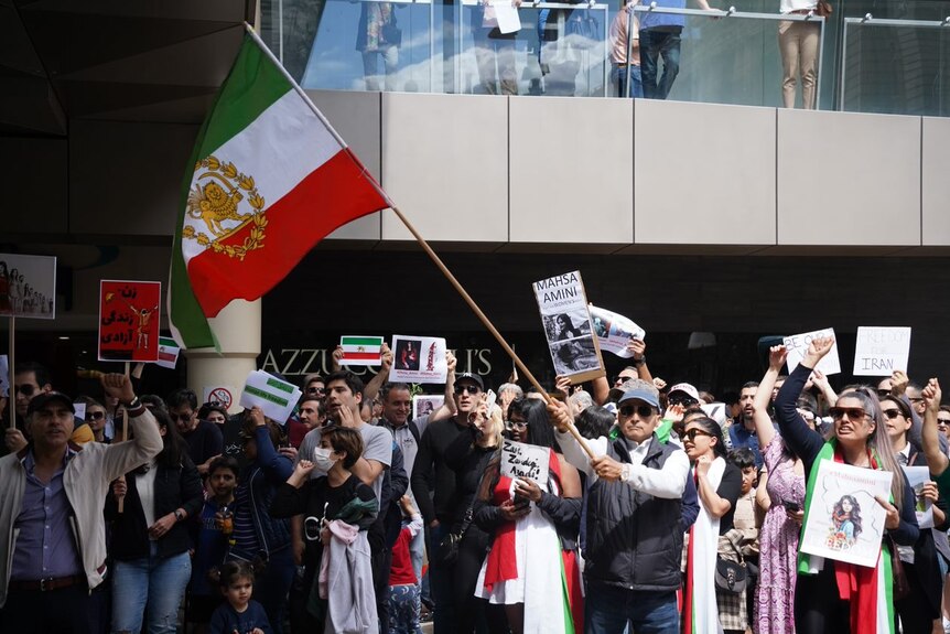 举着横幅和伊朗国旗的抗议者的广阔视野  