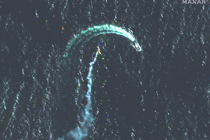 تصویر ماهواره ای دنباله ای از دود را در نزدیکی یک کشتی در حال حرکت نشان می دهد.