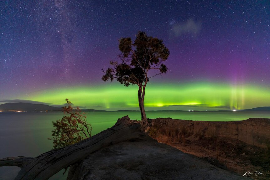 Cielo verde, púrpura y azul de una aurora austral en Tasmania.