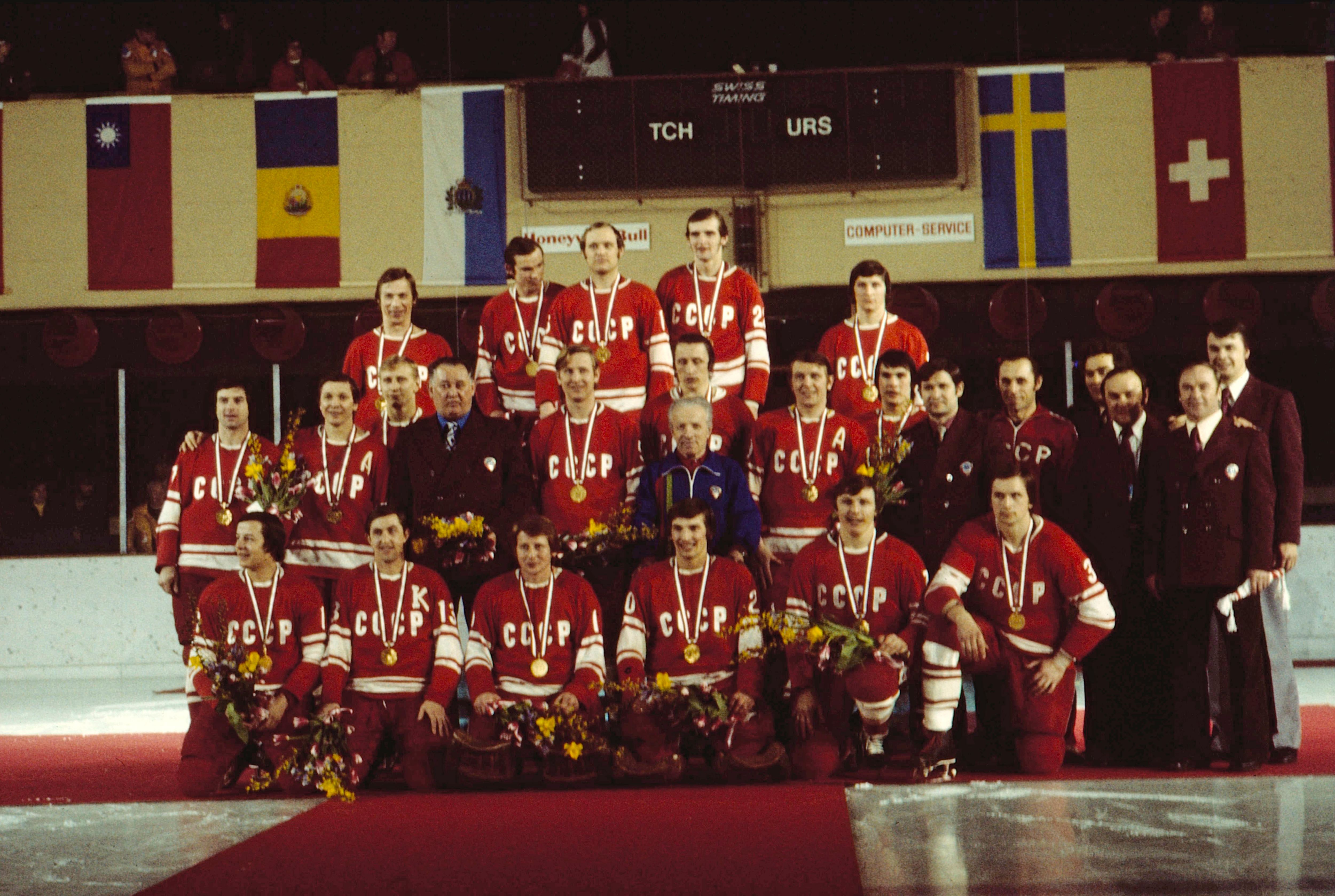 A equipe de hóquei no gelo da União Soviética está com medalhas no pescoço