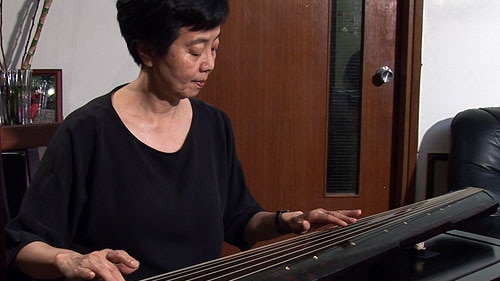 Lau Chor-wah. Professor Lau Chor-wah, a member of the Deyin Qin Society in Hong Kong has been playing the Qin for over 25 years. She began studying with Madame Tsar in the 1970s. Professor Lau is a scholar of Chinese literature, philosphy and culture. (Photographer:: Nicolas Sauret)