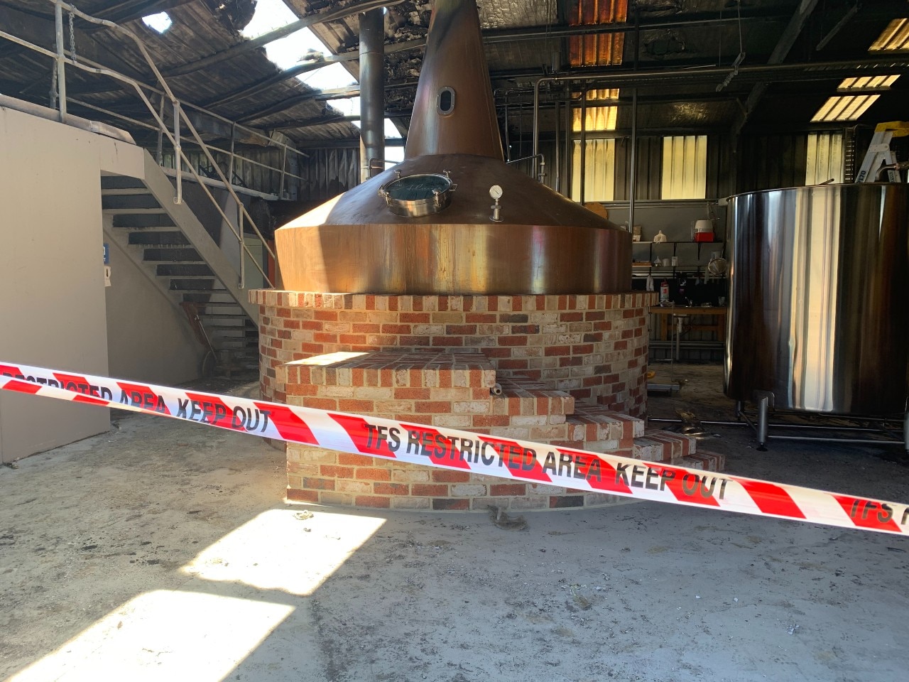 Interior de uma destilaria danificada pelo fogo