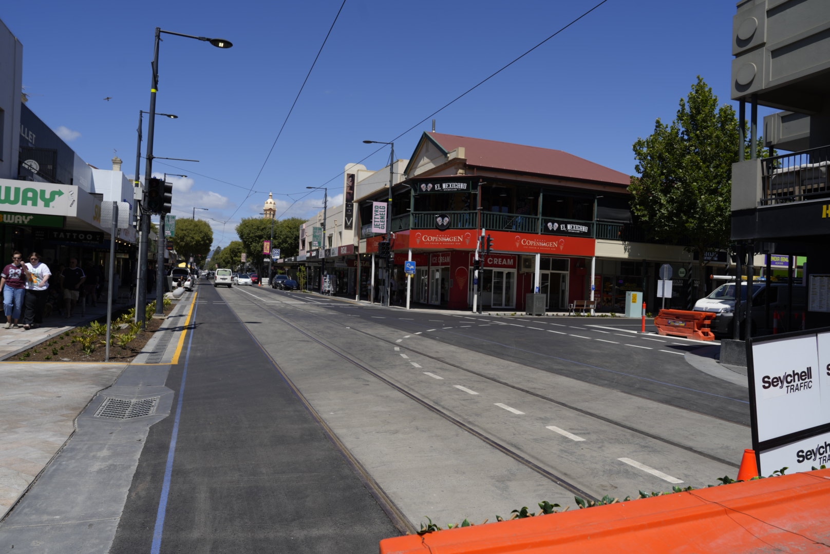 Uma vista da Jetty Road em Glenelg, que tem novas pedras e marcações rodoviárias