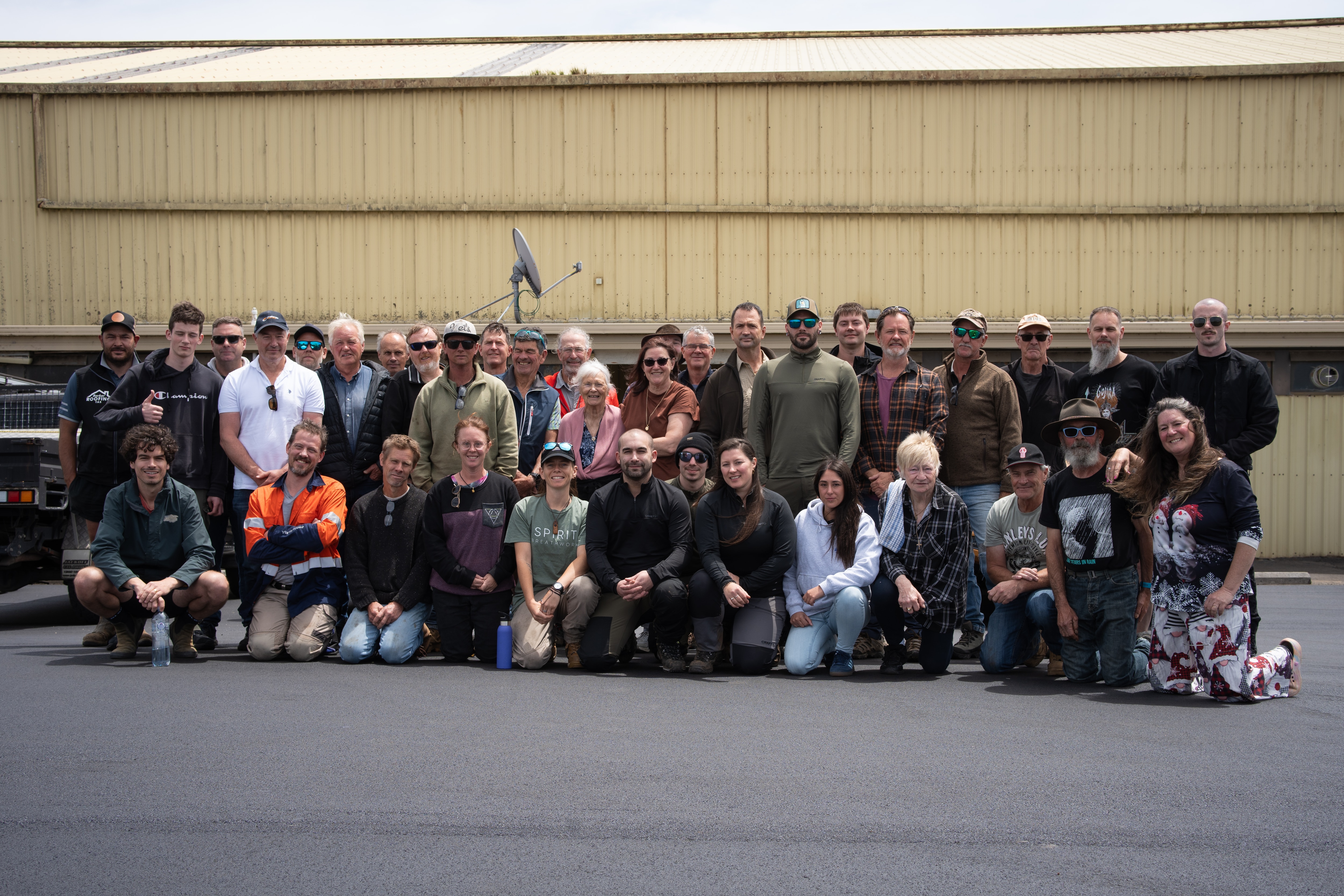 Um grupo de cerca de 40 pessoas posa para a fotografia
