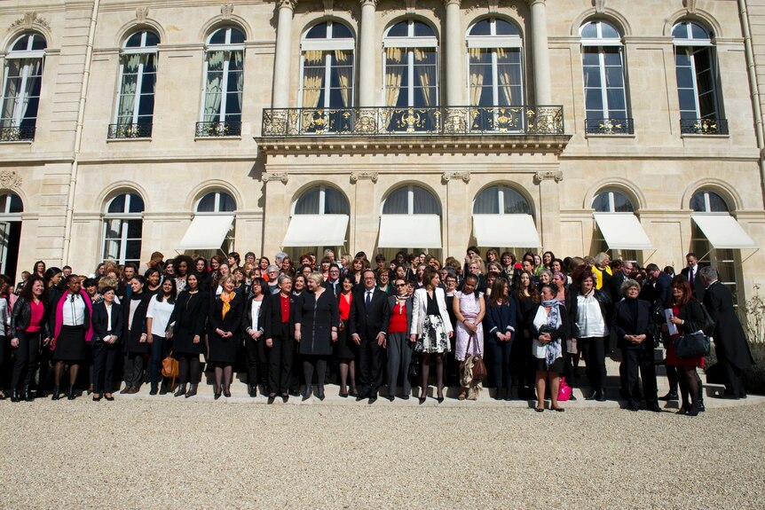 Francois Hollande with 100 women at Elysee Palace
