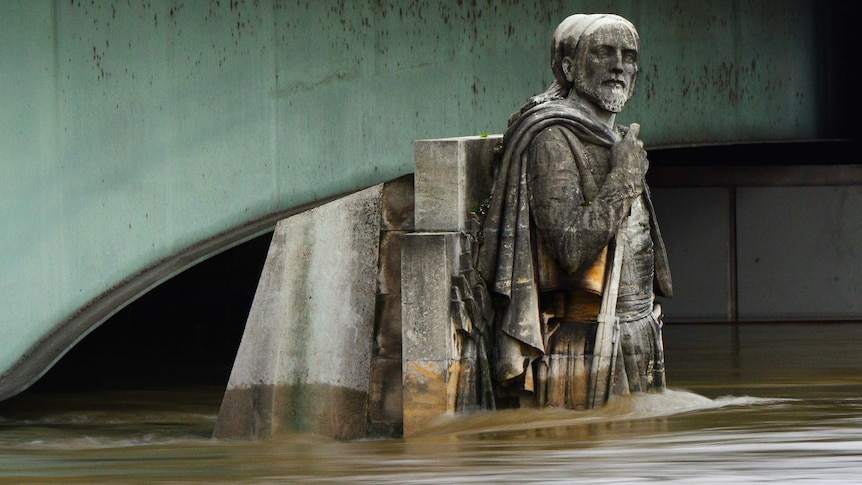 Zouave statue of the Alma bridge flooded by the river Seine