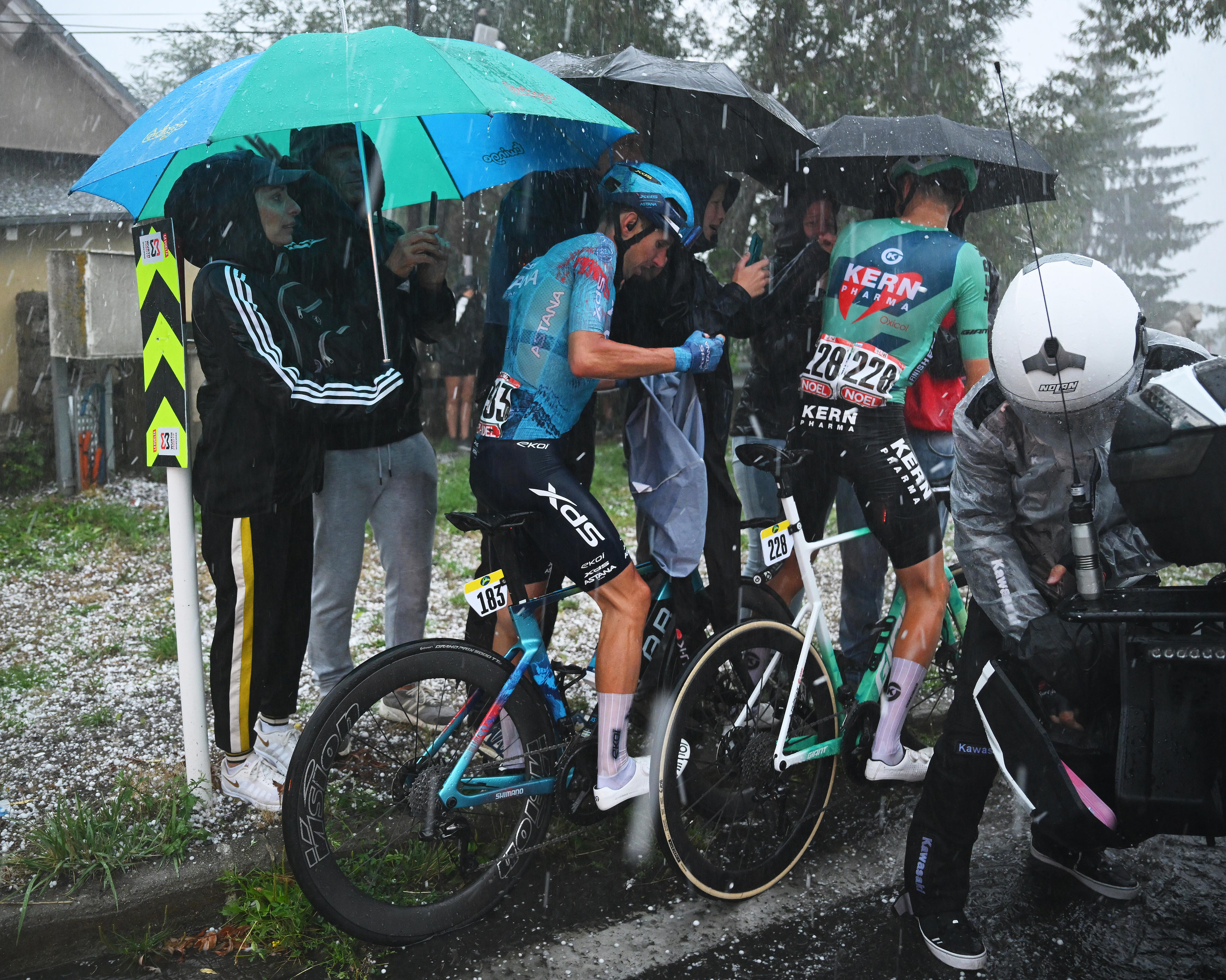Cyclists run for cover as hailstorm forces La Vuelta stage cancellation