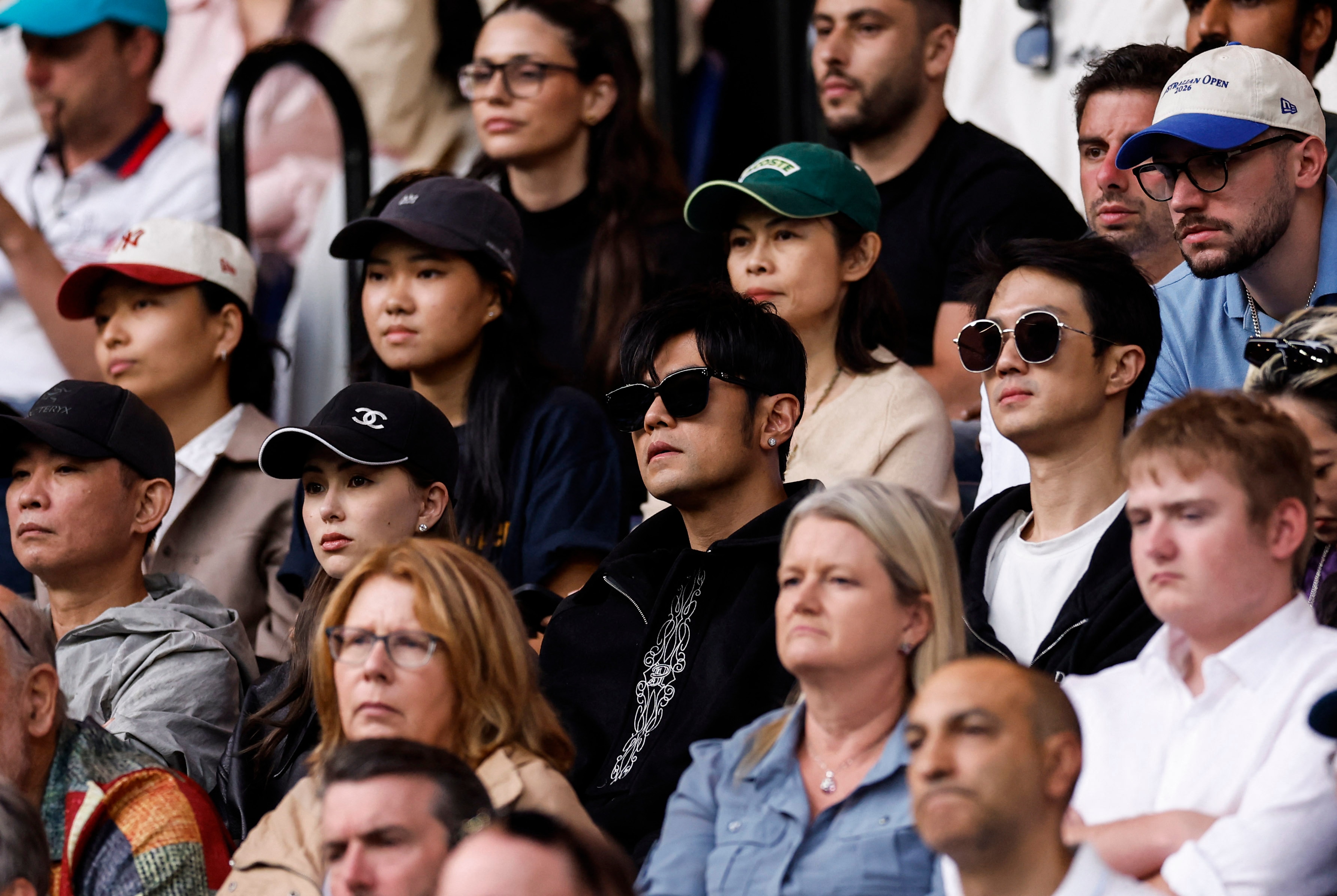 El rey del mandopop Jay Chou observa el Abierto de Australia en el stand