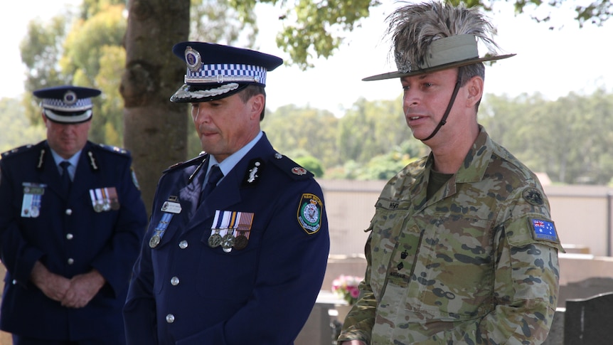 Lieutenant Colonel Andrew White and NSW Police Assistant Commissioner Joe Cassar remember Thomas Charles Morris at a service.