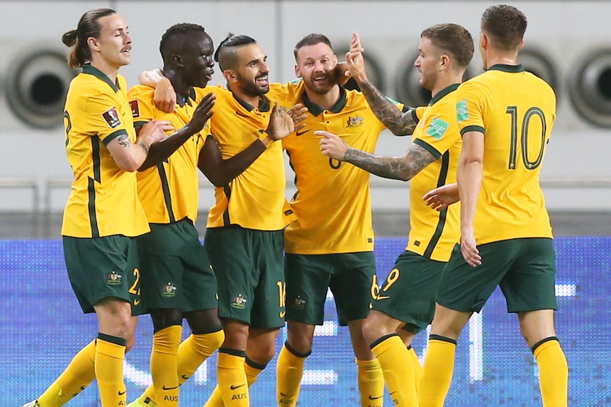 Los Socceroos celebran abrazándose