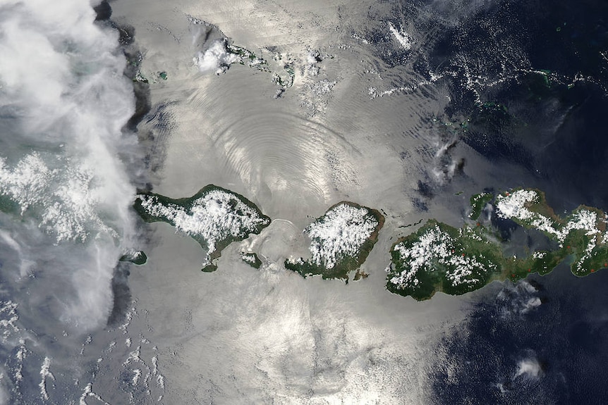 Citra satelit lautan dengan banyak pulau 