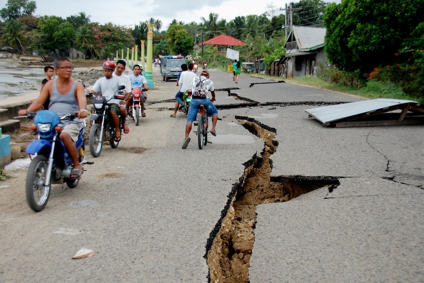 Road cracked open after Philippines quake