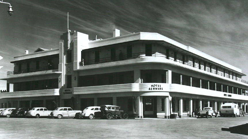 A black and white photo shows the art deco Hotel Renmark across a dirt road, pictured in the mid 20th-century.