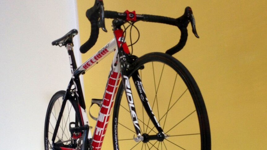 The bike Cadel Evans rode in the 2008 Tour de France has been put on show.