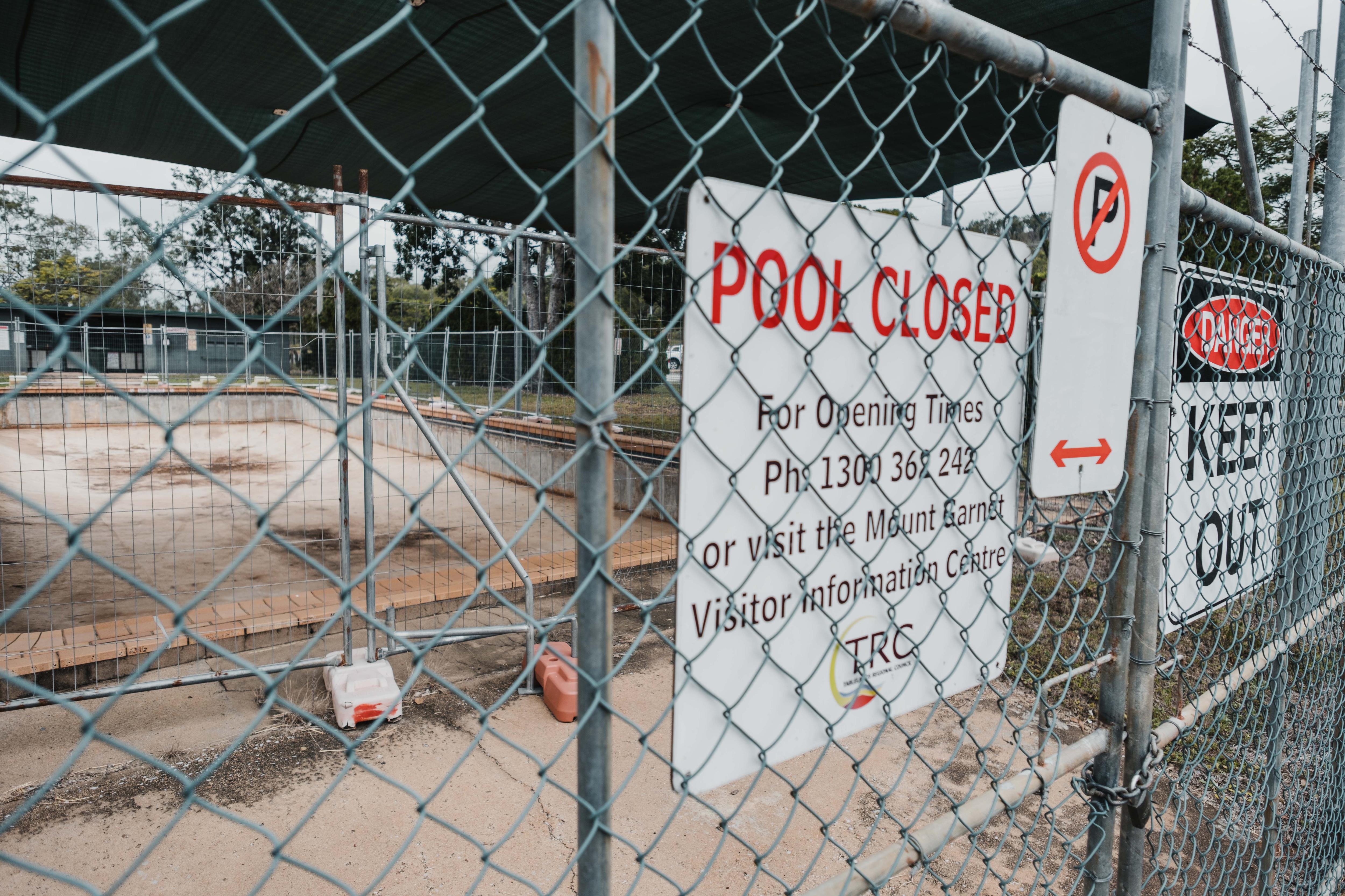 construção na piscina