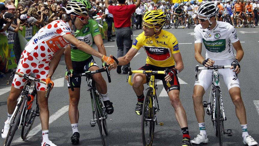 Samuel Sanchez shakes hand with Cadel Evans while Pierre Rolland looks on