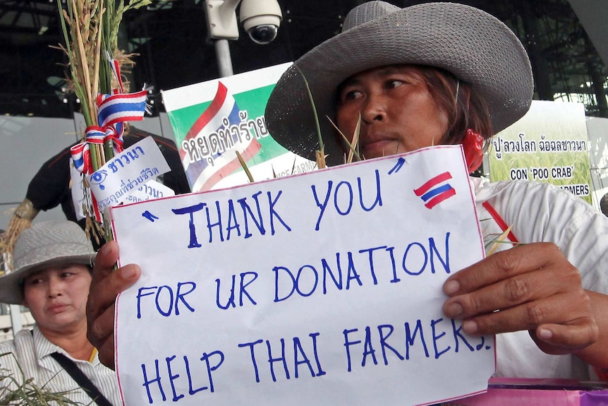 Angry Thai farmers beseige PM's office