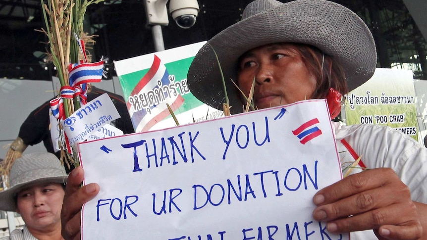 Angry Thai farmers beseige PM's office