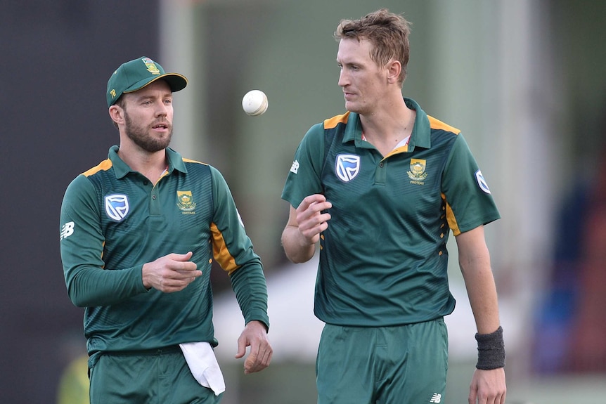AB de Villiers talks with Chris Morris