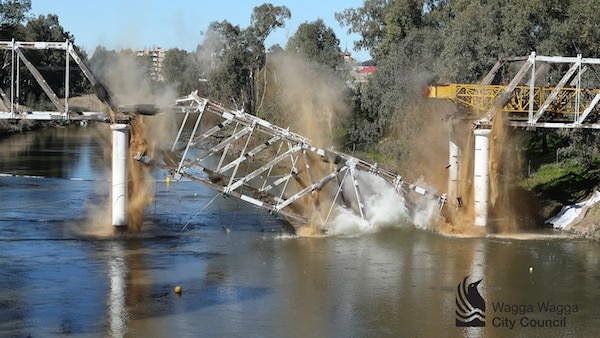 Wagga Wagga's Hampden Bridge crashes into the Murrumbidgee River on August 20,2014