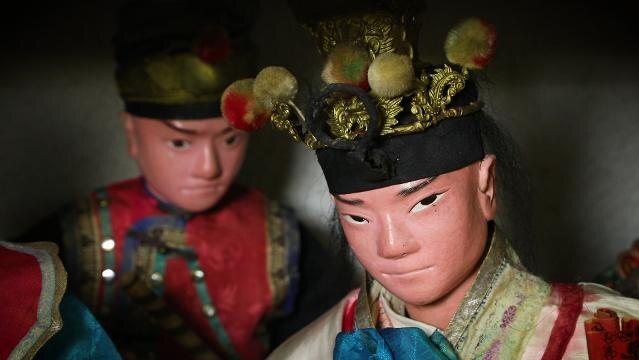 Heads of Chinese figurines