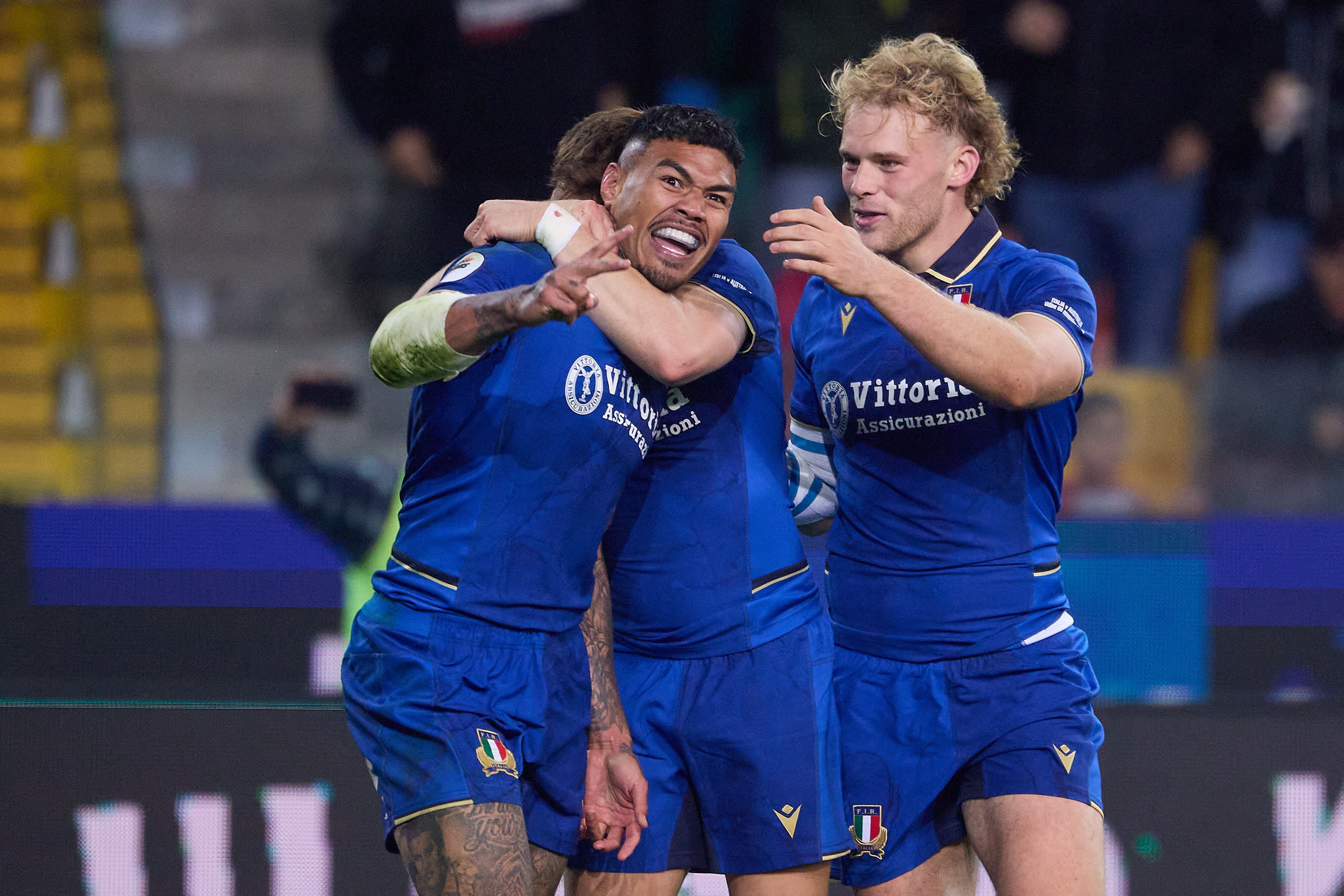 Monty Ioane celebra con sus compañeros de la selección italiana.