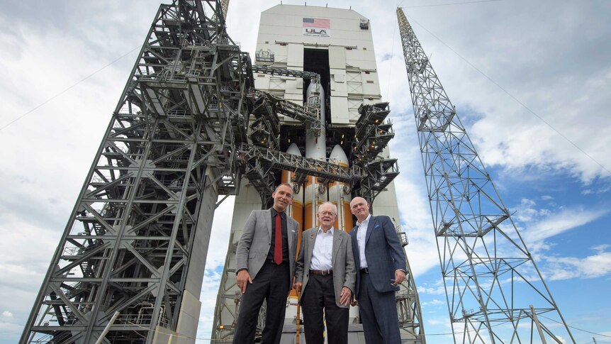 Eugene Parker stand in front of the launch site with fellow astrophysicists