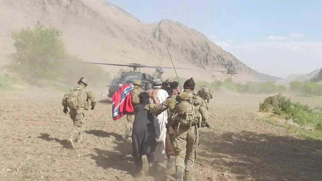 Australian Soldiers Use A Confederate Flag To Guide In A Us Black Hawk Helicopter Abc News