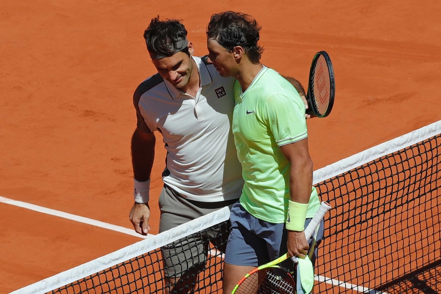 Roger Federer y Rafael Nadal se abrazan