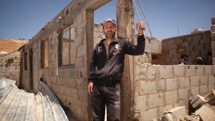 Pengungsi Suriah, Abdo Kanaan dipaksa merusak bangunan rumahnya.