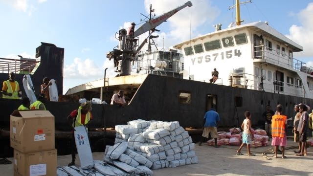 Australian Cyclone Pam aid being unloaded in Vanuatu