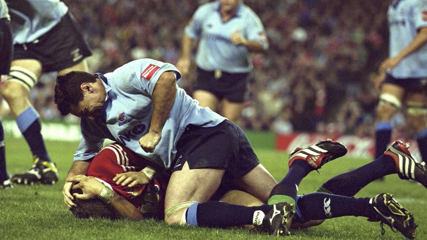 Duncan McRae punches Ronan O'Gara in the head during a trial match on the British and Irish Lions' Tour of Australia in 2001