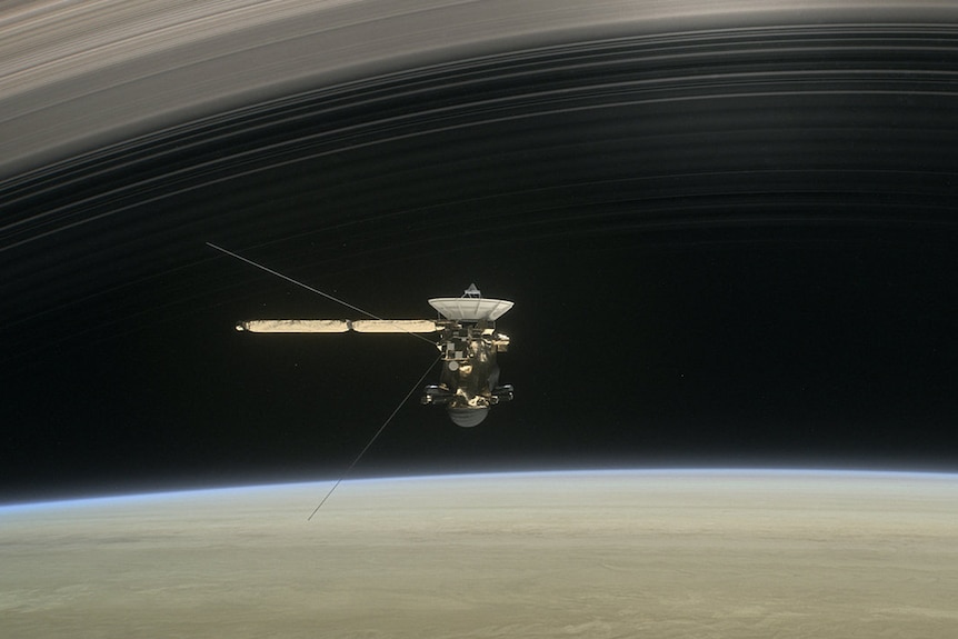 Koncepcja artysty dotycząca nurkowania Cassini między Saturnem a jego pierścieniami