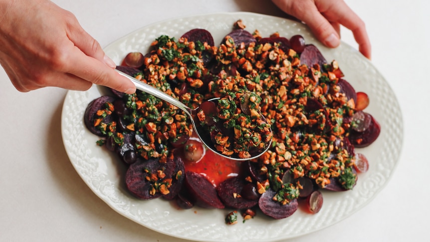 Beetroot salad with lentils