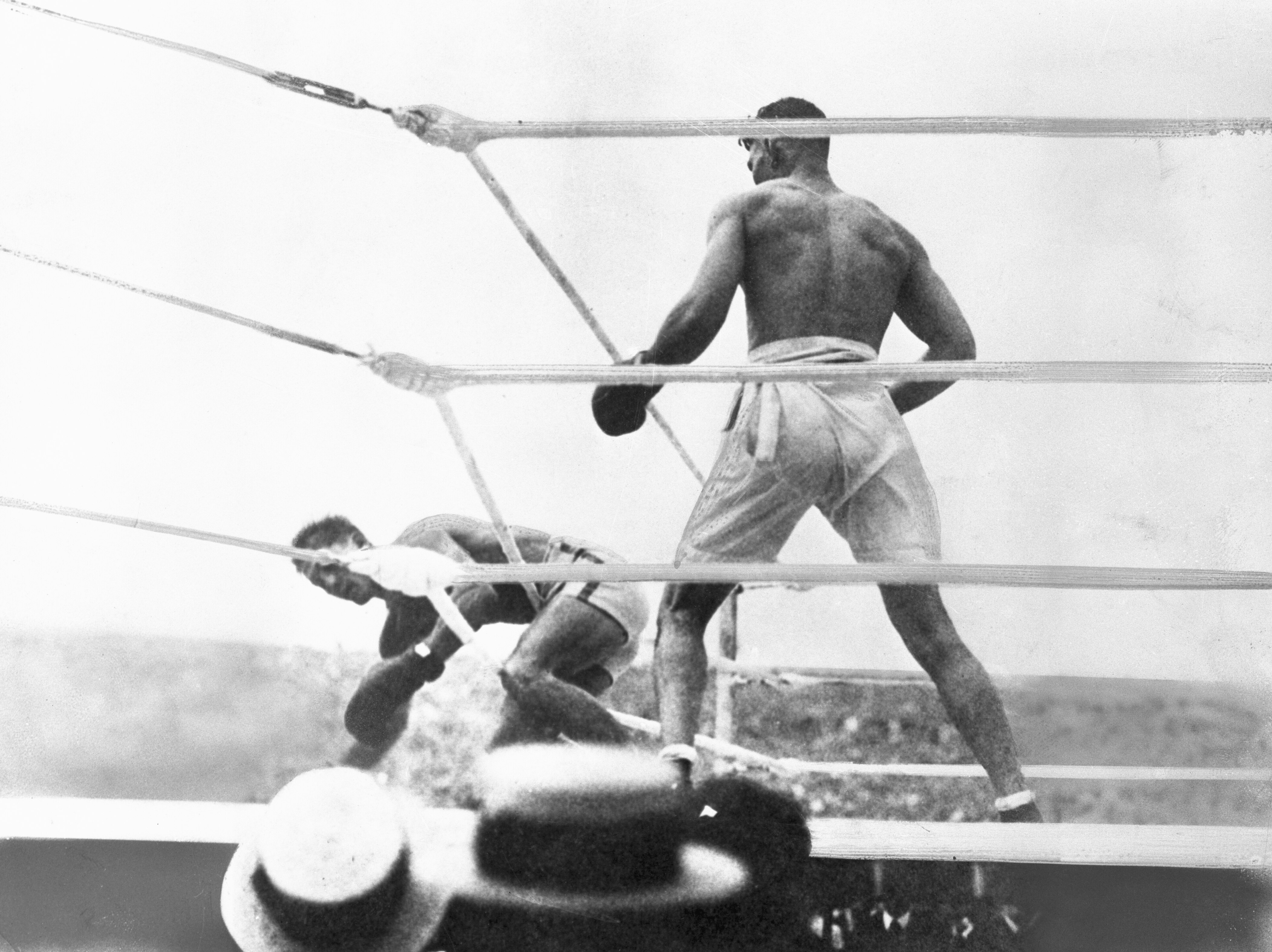 Georges Carpentier est renversé par Jack Dempsey