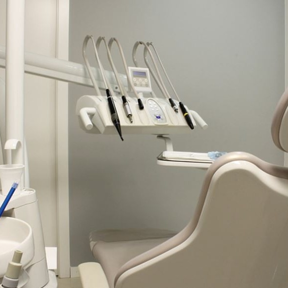 Photo of a dental chair and dental tools 