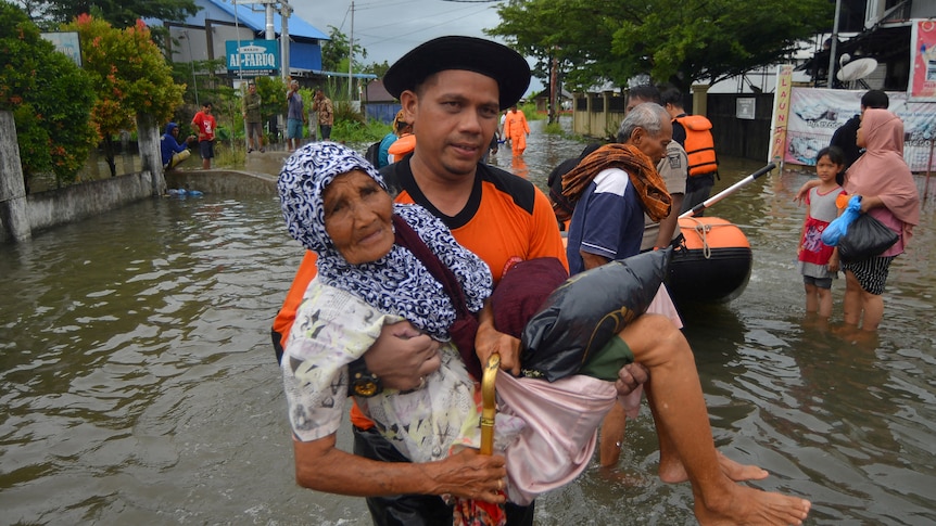 Ratownicy odzyskują ciała po tym, jak dziesiątki osób zginęło w gwałtownych powodziach na indonezyjskiej wyspie Sumatra