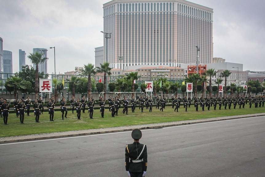 Una tropa de soldados actúa frente a un casino. 