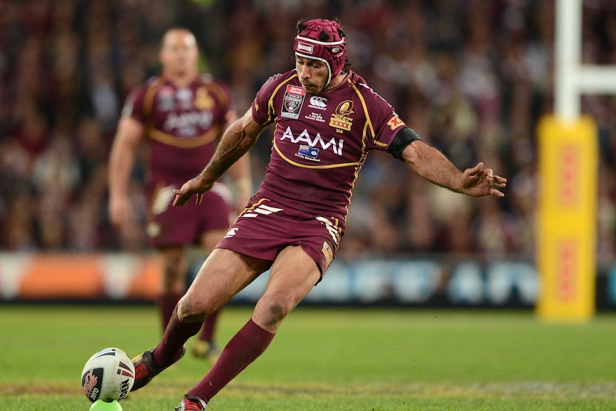 Johnathan Thurston kicks a conversion