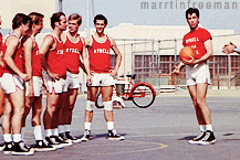 Μια ομάδα μπασκετμπολίστας παλεύει στο γήπεδο.