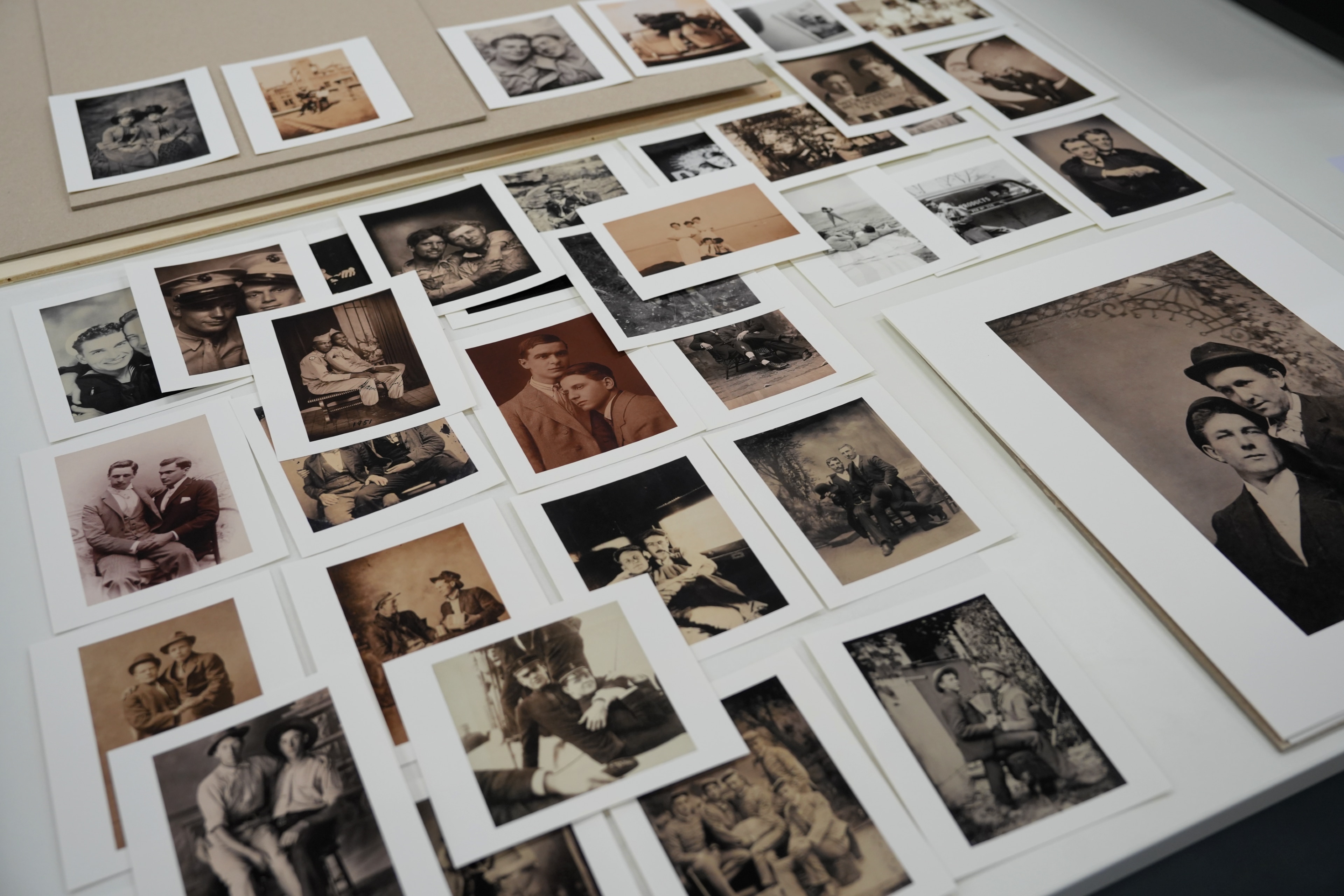 Fotografías impresas sobre una mesa.