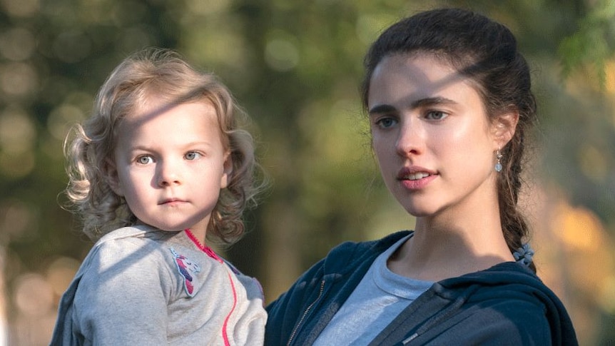 Alex (Margaret Qualley) and her three-year-old daughter Maddy (Rylea Nevaeh Whittet) in Netflix's Maid.