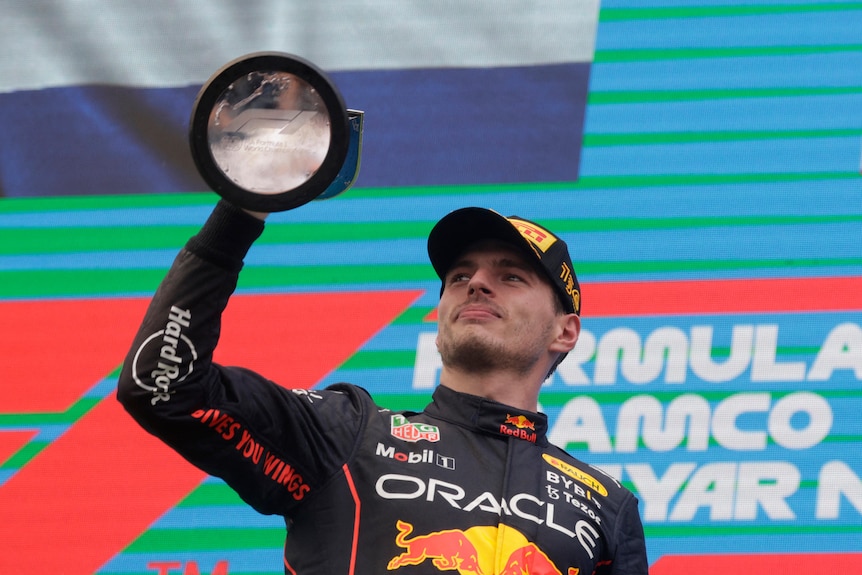 Max Verstappen gana el Gran Premio de Hungarain, sostiene el trofeo. 