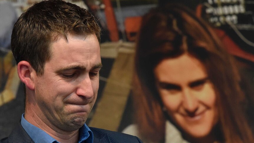 Brendan Cox pays tribute to his late wife Jo Cox at the public memorial. (Reuters: Toby Melville)