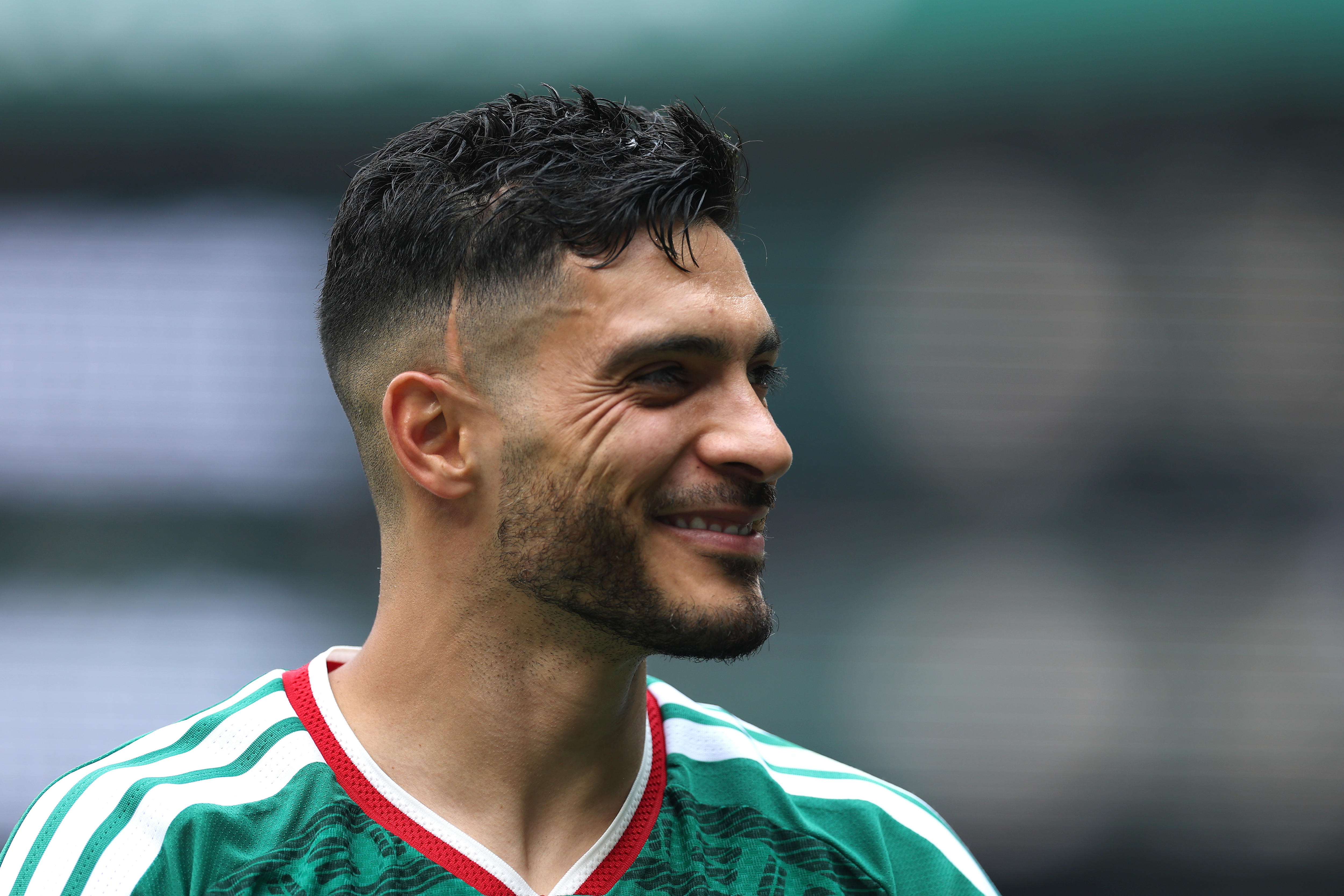 Raul Jimenez sorri, mostrando uma fina cicatriz acima da orelha.