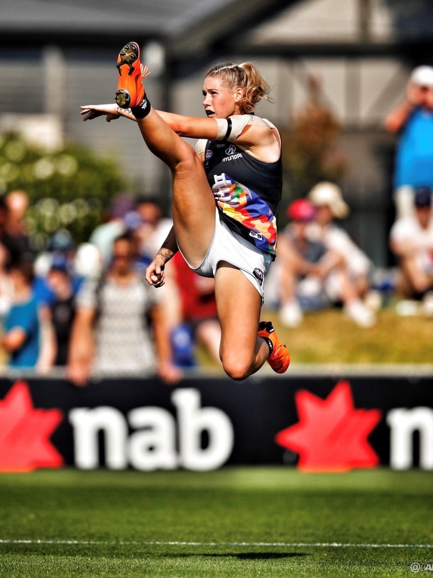 A cropped version of the image of Tayla Harris kicking a football.